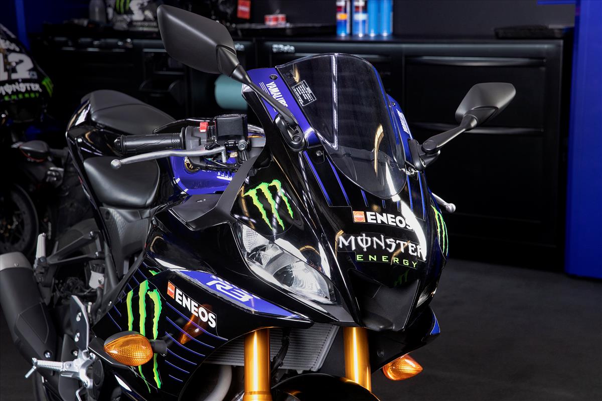 搶眼的金筷子配上黑綠魔爪塗裝，從這個角度看過去這台YZF-R3 Monster Energy特仕版殺氣十足