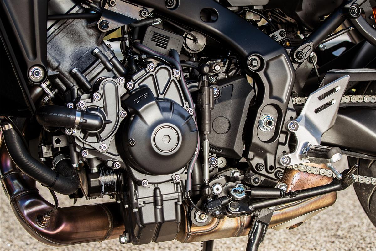 890c.c.並列三缸引擎