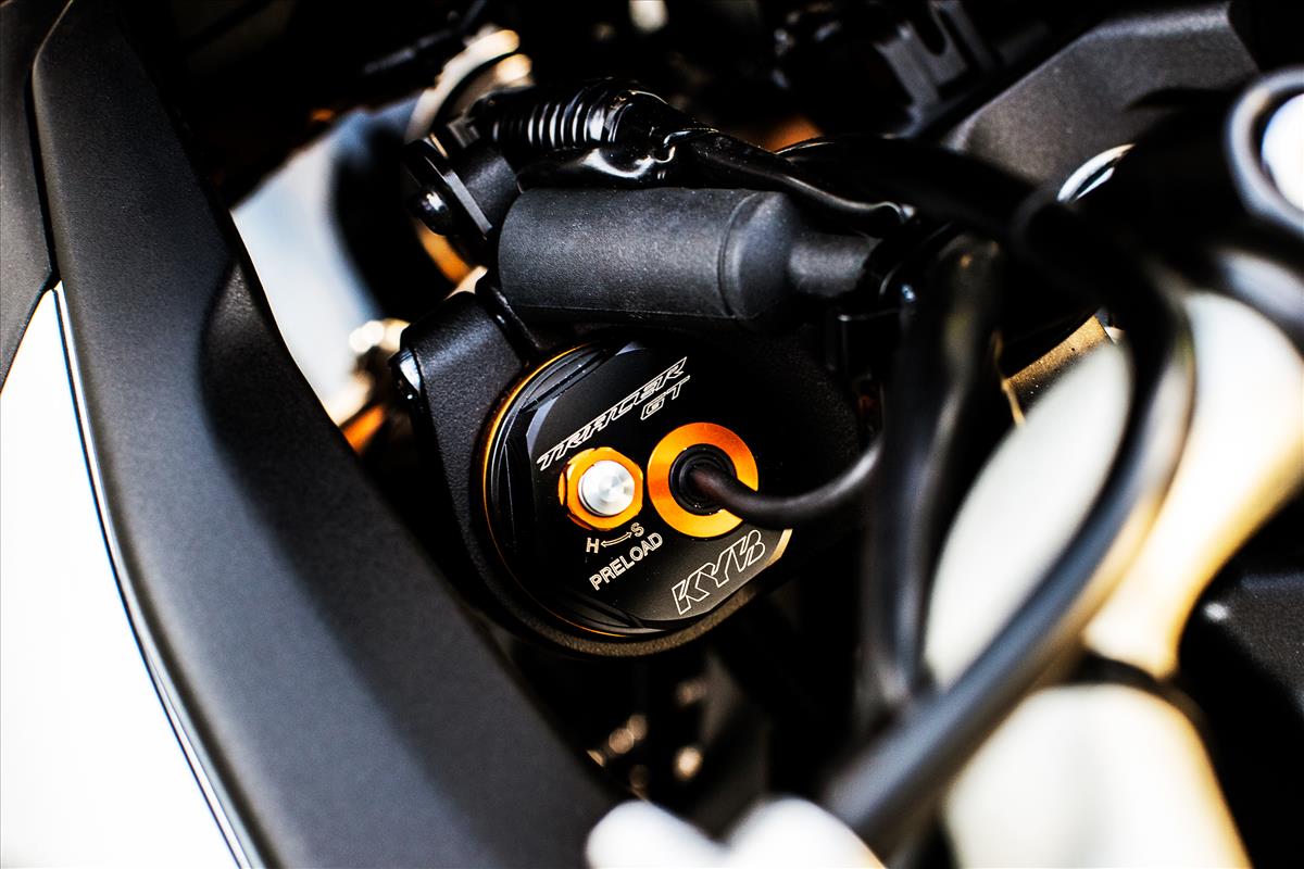 GT版加入KYB半自動電子懸吊，可透過IMU讀取數據自動調整