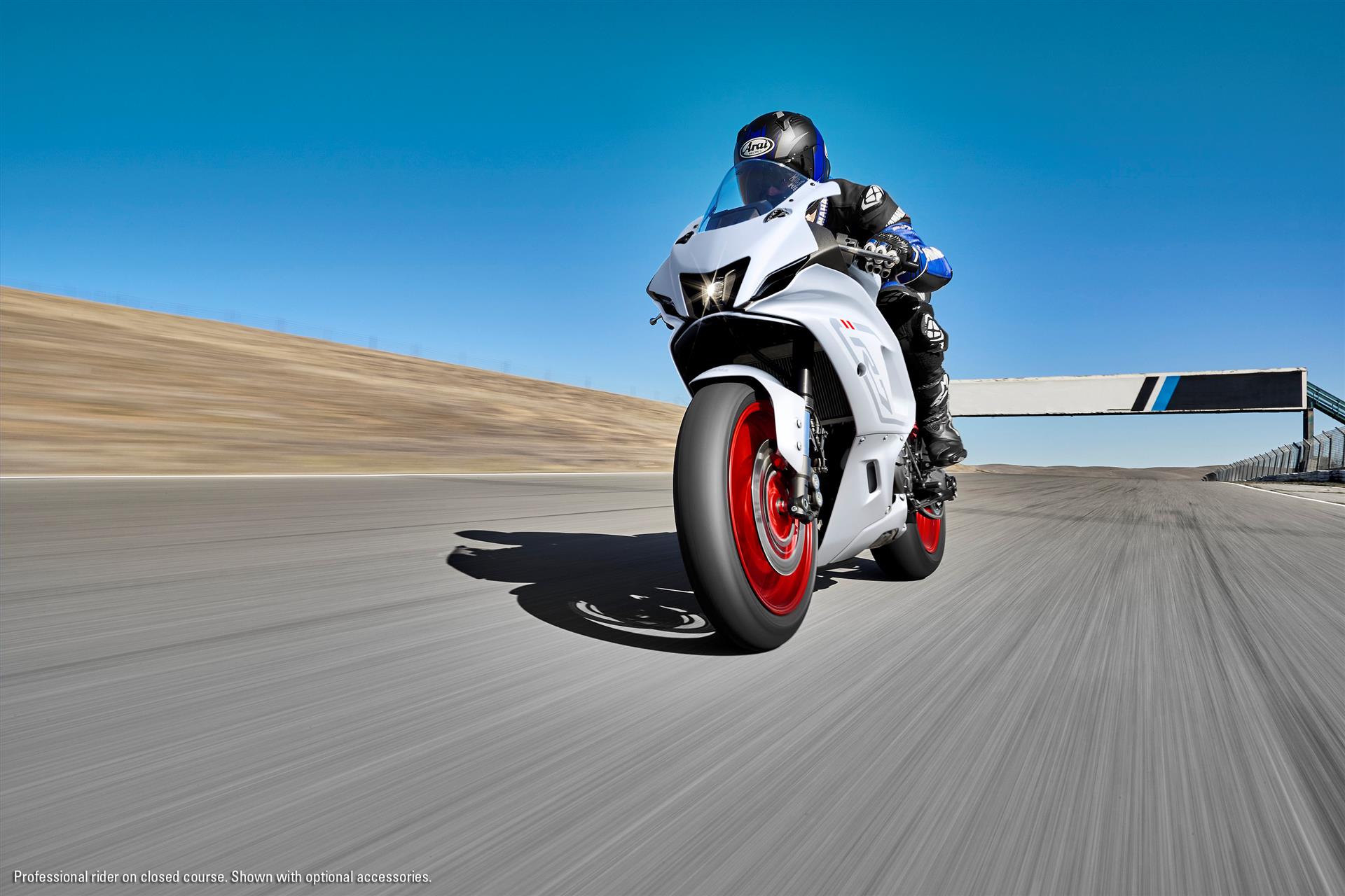 承襲YZF-R家族語彙的車頭設計配上純白的簡約塗裝,相當高雅