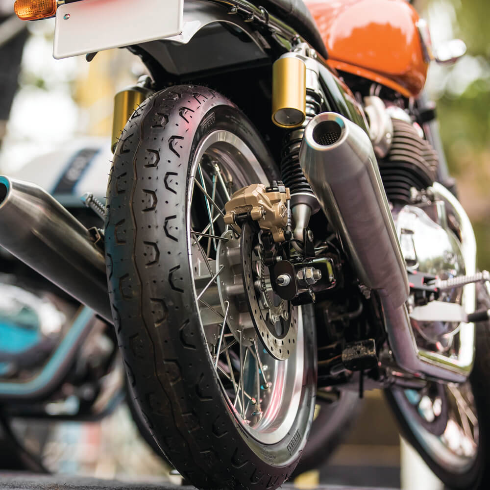 兩側雙出的排氣管設定，讓人感受到英倫紳士也是能很狂野的！