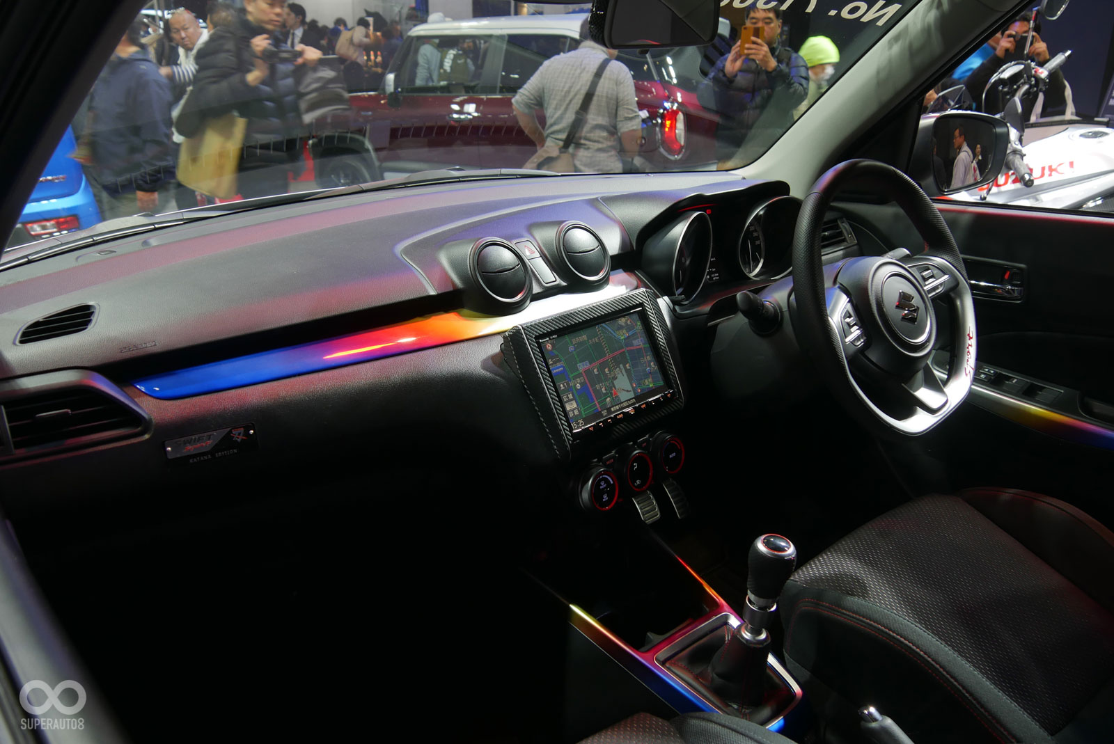六輪刀同場展示,SWIFT SPORT Katana Edition的車艙導入大量的彩鈦彩繪
