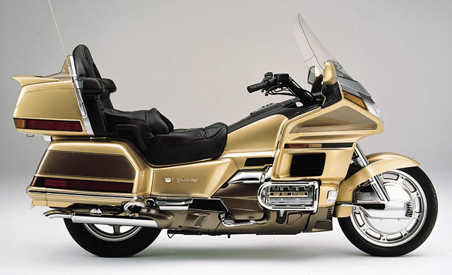 1988年發表的GL1500正式換上水平對臥六缸