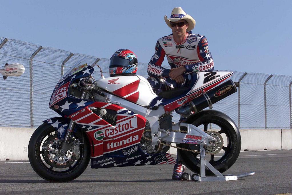 Edwards 在2002年無意培養出一些小舉動,並在當年SBK 奪冠,後來則是學Schwantz 只從左邊上車, 即便那位前輩並非刻意而為