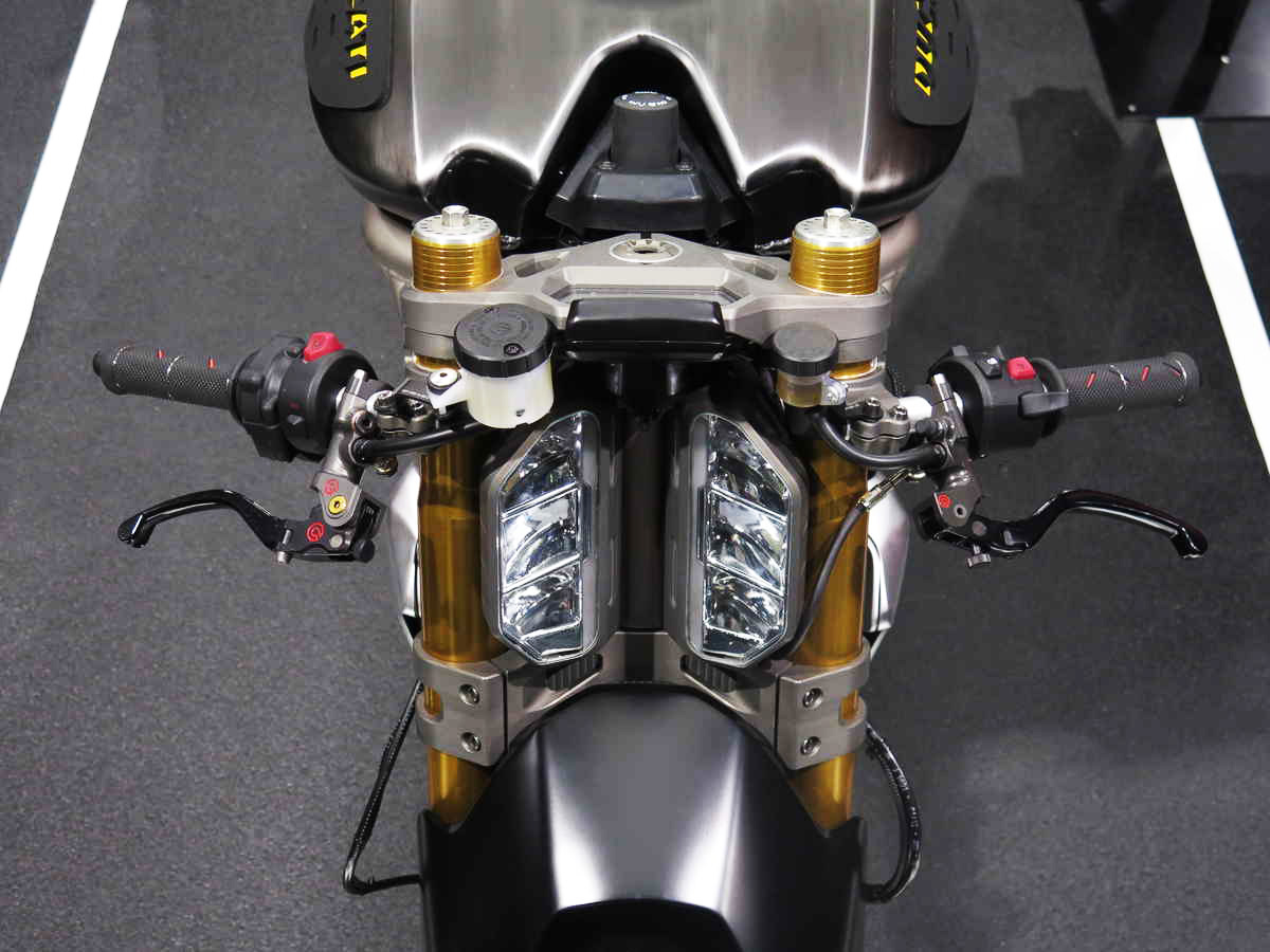 過往從未見看過的大燈設置方式，將雙LED大燈隱藏於前叉外管之間，創造特技車的機械感