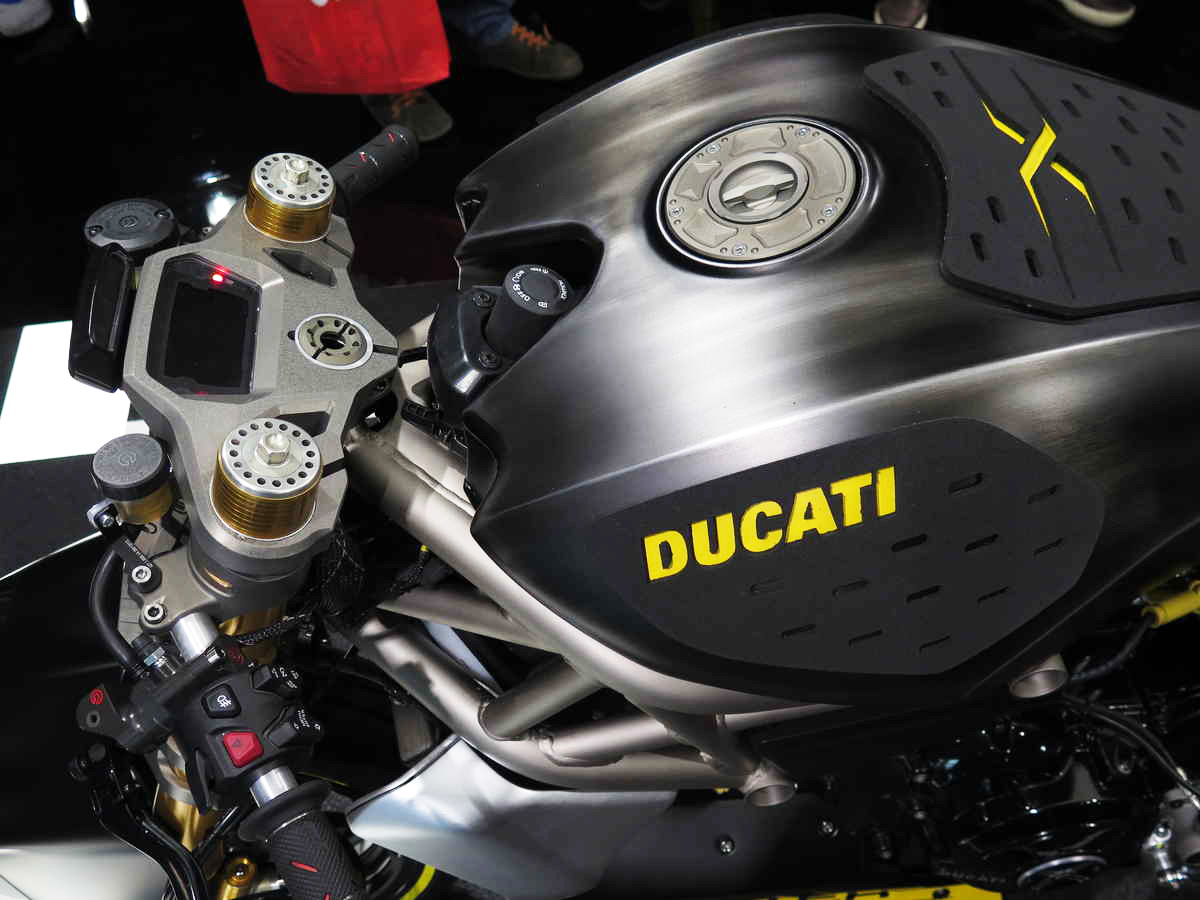 巧妙的將儀表整合於上三角台中，搭配黃色logo與造型膠墊，讓整體風格多了些潮流味