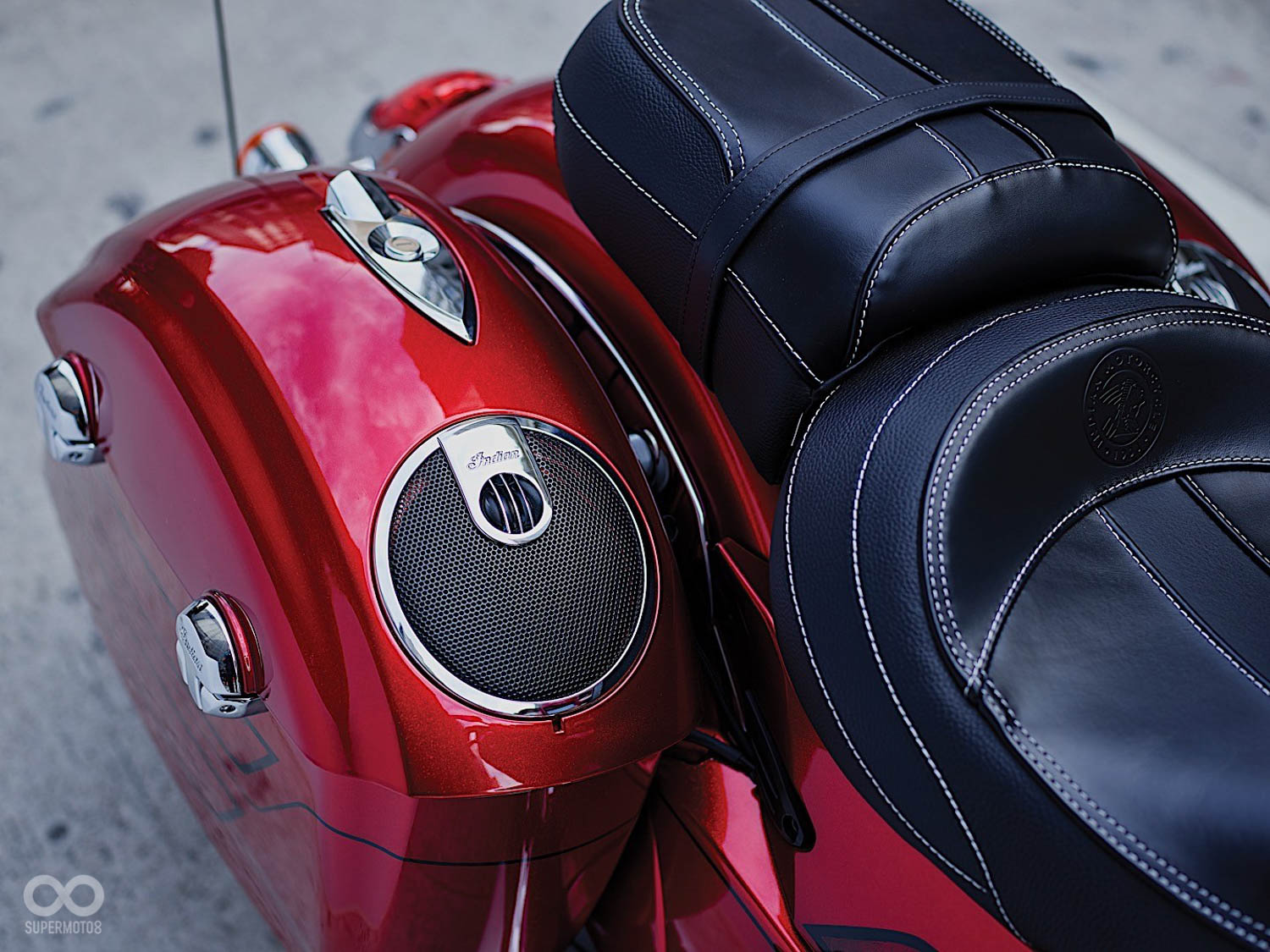 後方的兩枚音響與兩側的車箱整合,車箱本身則是與中控鎖連動,可透過遙控器上鎖/解鎖