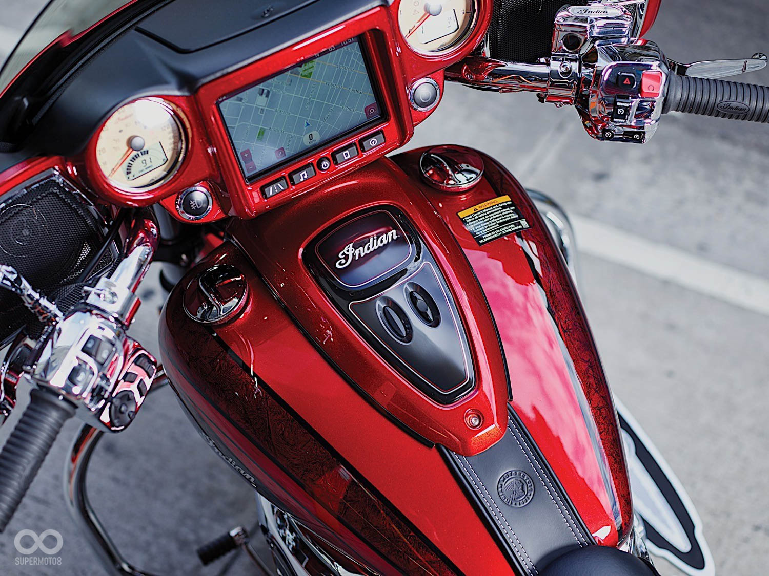 巨大的7吋觸控螢幕,與兩側剛音質音響,配備直逼汽車等級