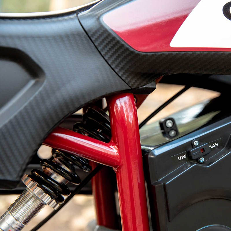排氣管造型相當幽默；鋼製車架、塑料件上的碳纖維壓紋，eFTR細節精緻，不亞於FTR1200