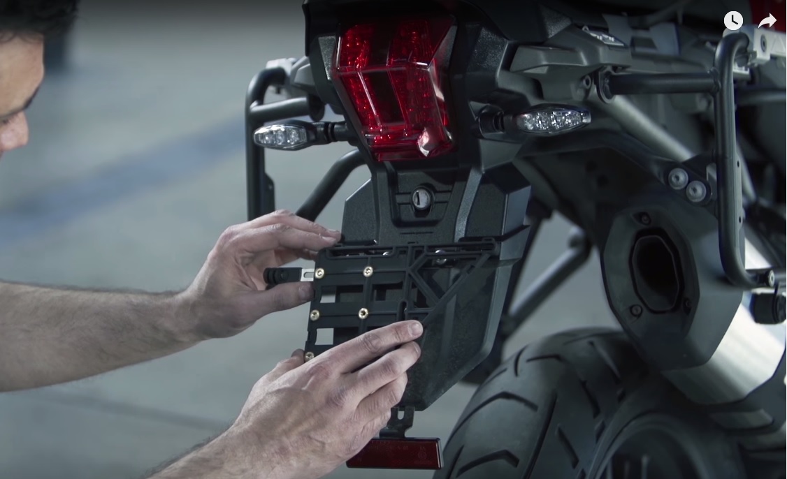 首先將後方車牌拆下,裝上攝影機架,可隨當地騎乘習慣安裝在左邊或右邊