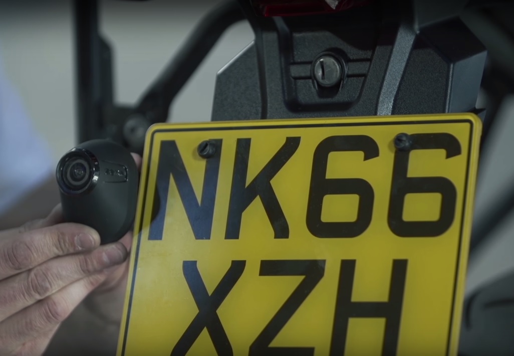 攝影機架上後將攝影機調整至水平(上有燈號指示,水平時會亮綠燈,若非則亮紅燈),調整好後鎖緊