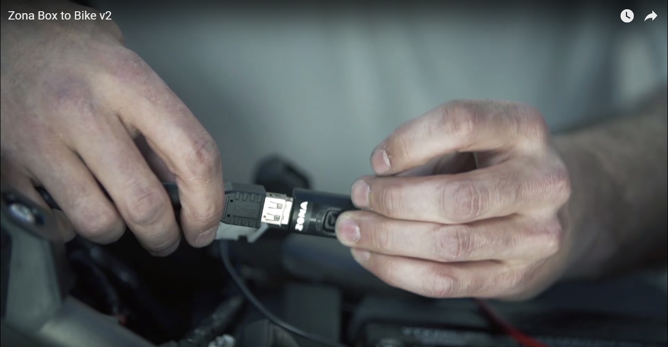 接著將攝影機電源線拉至車輛電瓶與之連接,線組上有一個USB,是給隨附的記憶卡使用