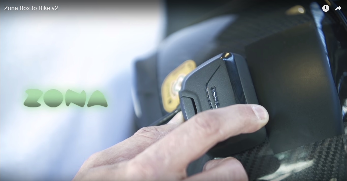 再將接收器黏貼在安全帽後方 (以特殊雙面膠和子母扣結合,方便拆下)