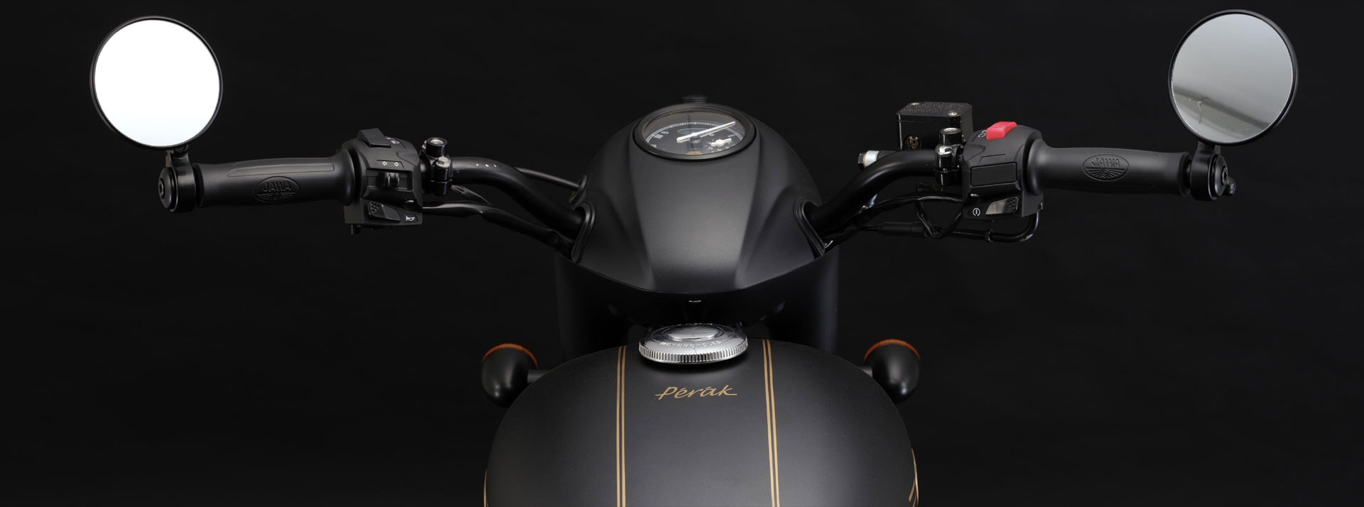 儀表採用40年代風格的復古設計，搭配上左右兩側的端子後照鏡