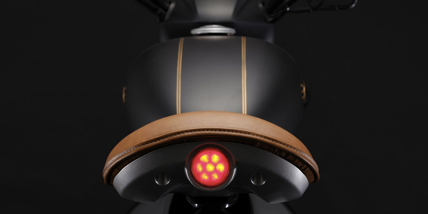 尾燈和方向燈都巧妙的隱藏在懸浮式座墊上，讓車尾視覺更簡潔俐落