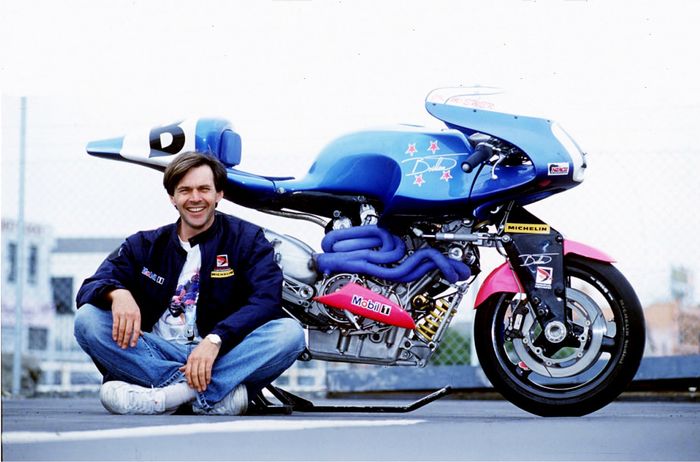 BRITTEN V1000 是紐西蘭人John Britten (前方者) 於1993年在自家車庫所製作出來的水冷V2引擎賽車,除了有絕佳的馬力重量比,車上各零件的布局更是讓人大開眼界,即使今天來看都會十分訝異