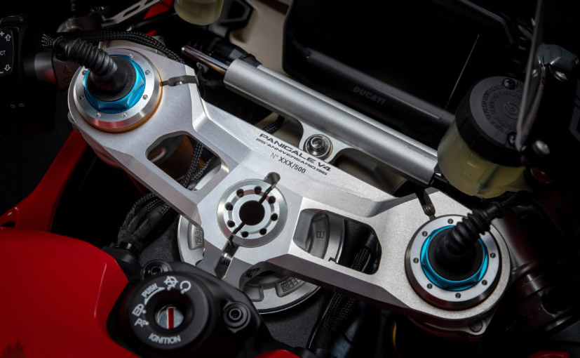 Panigale V4 25週年916紀念版,三角台有專屬字樣