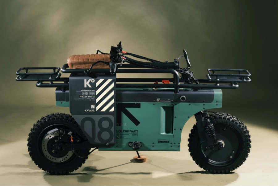 SPACEBAR QUATRO-P電動鋼琴車的握把同樣可以收折