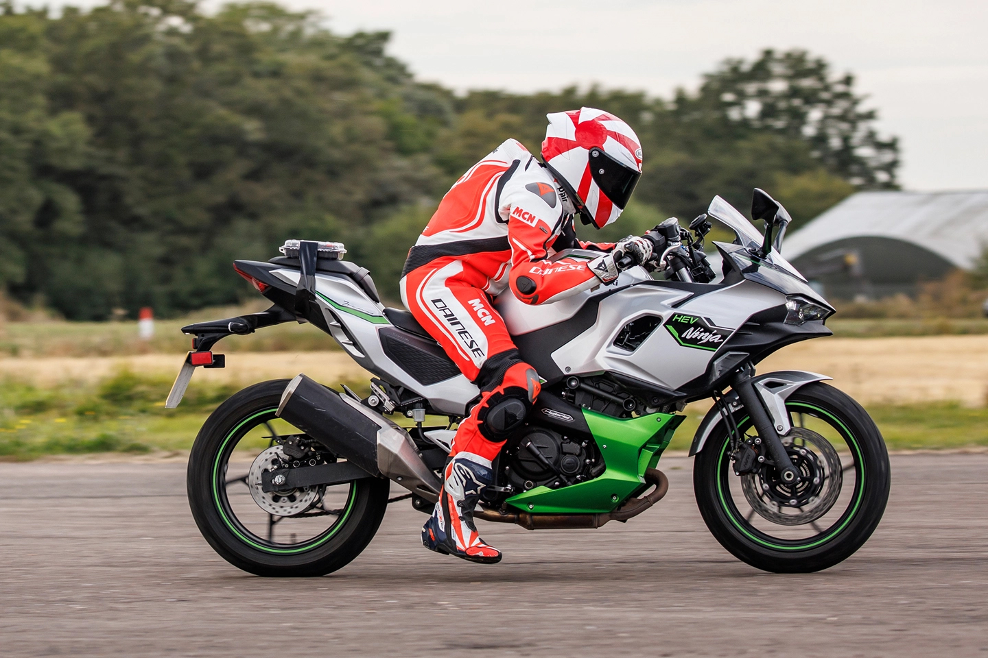 Kawasaki Ninja 7 Hrbrid號稱擁有公升級的起步加速，卻僅有250c.c.的油耗
