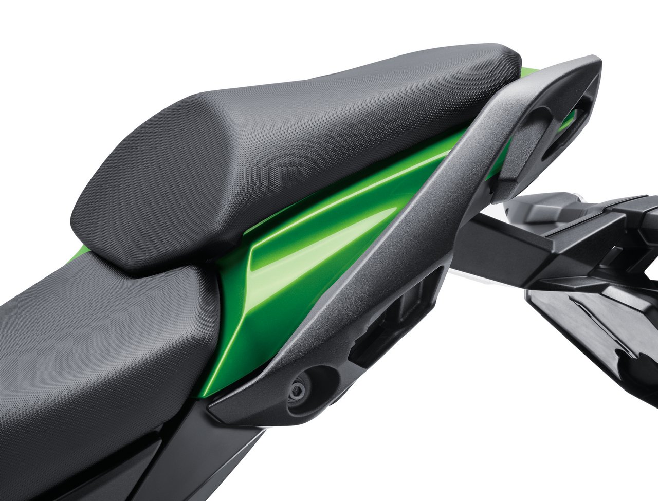 全新的卡榫設計側箱固定更為容易，新的後扶手造型整體感極佳，也更易於後座乘客抓握