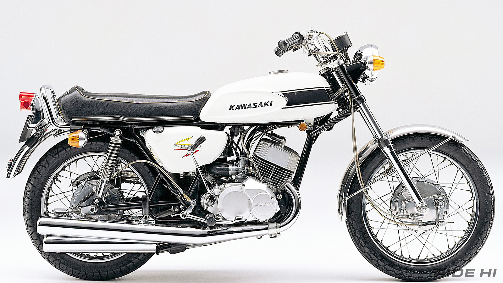 Kawasaki在1969年推出的驚世之作 Mach III 二行程三缸車款