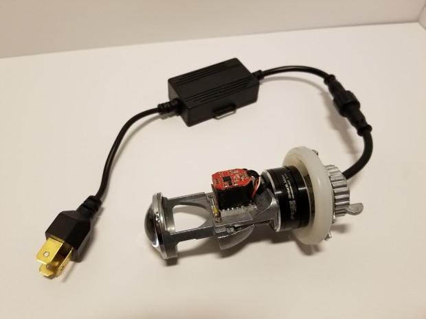 ALLight自平衡車燈透過平衡穩定機構,來保持車燈在傾倒時仍舊能持續給予騎士前進方向的照明