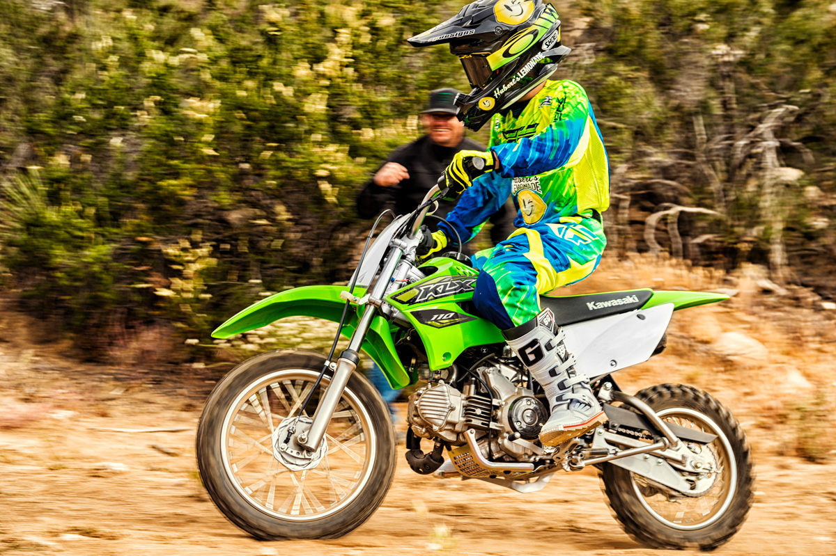 KLX110標準版採用自動離心式離合器,換檔更加容易,更小的小朋友也可以玩樂