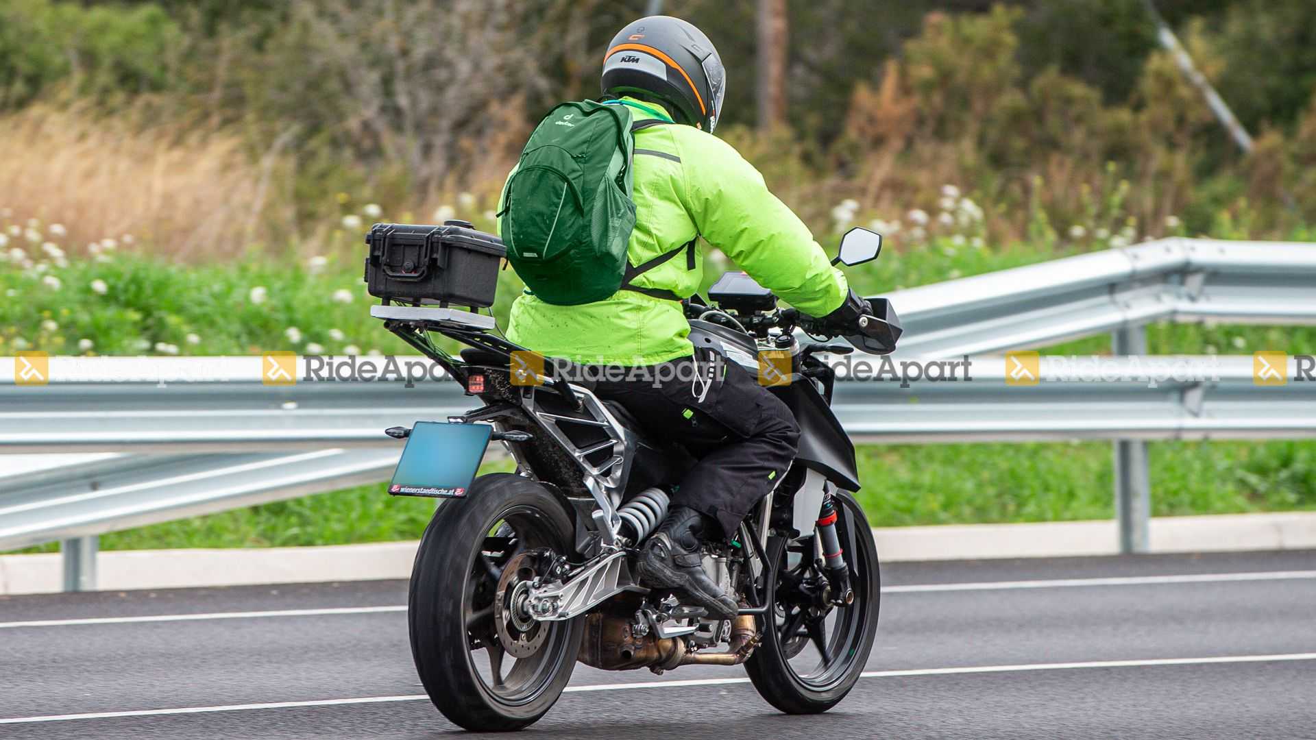 從騎士手臂能窺見儀表換上了方正的TFT液晶儀表