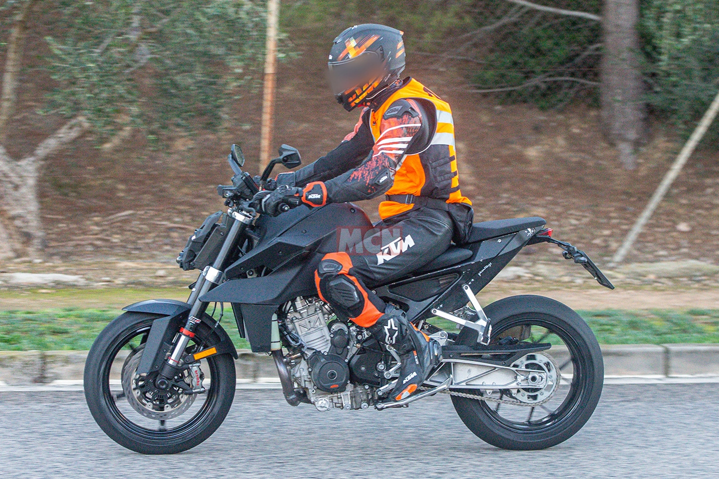 後搖臂變更粗壯，同時以大量簍空偷輕；副車台似乎也變得更薄來減輕重量