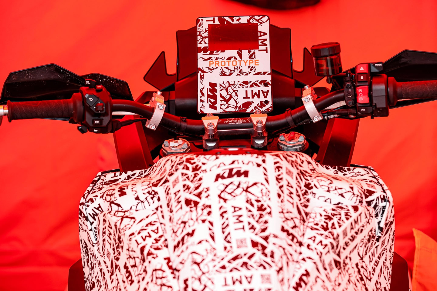 KTM AMT 採用無離合器的設定,可以看到握把開關上多了許多額外的變速系統按鈕