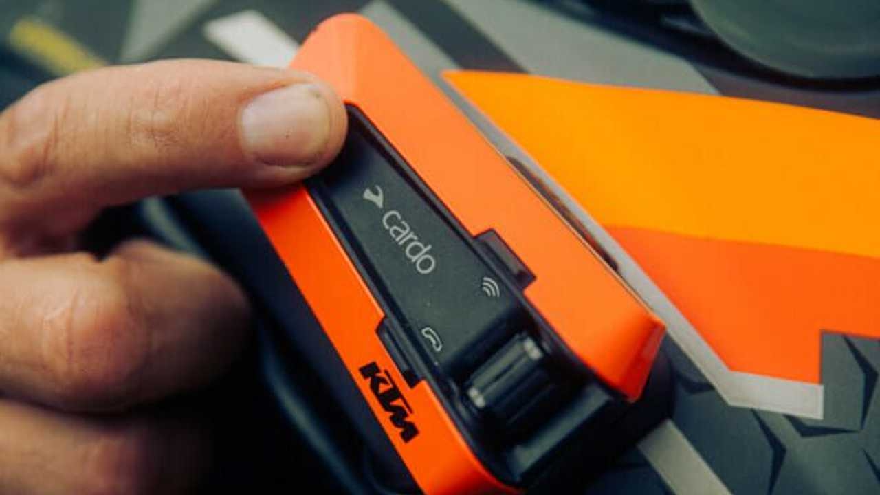 除了強大的對講功能外,知名的JBL品牌音質也不在話下