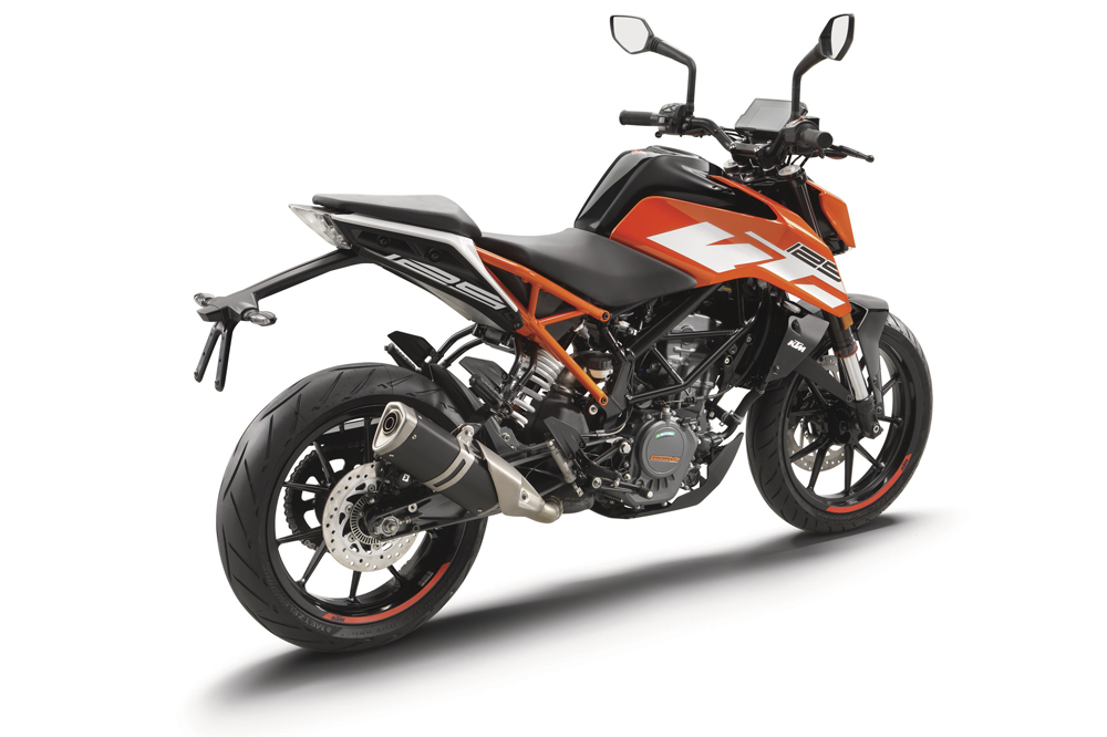 DUKE 125配備兼具結構剛性與彈性的管式車架,再配上與DUKE 690 R相同設計的壓鑄式鋁合金後搖臂,車體結構完全比照主力車款的製作規格