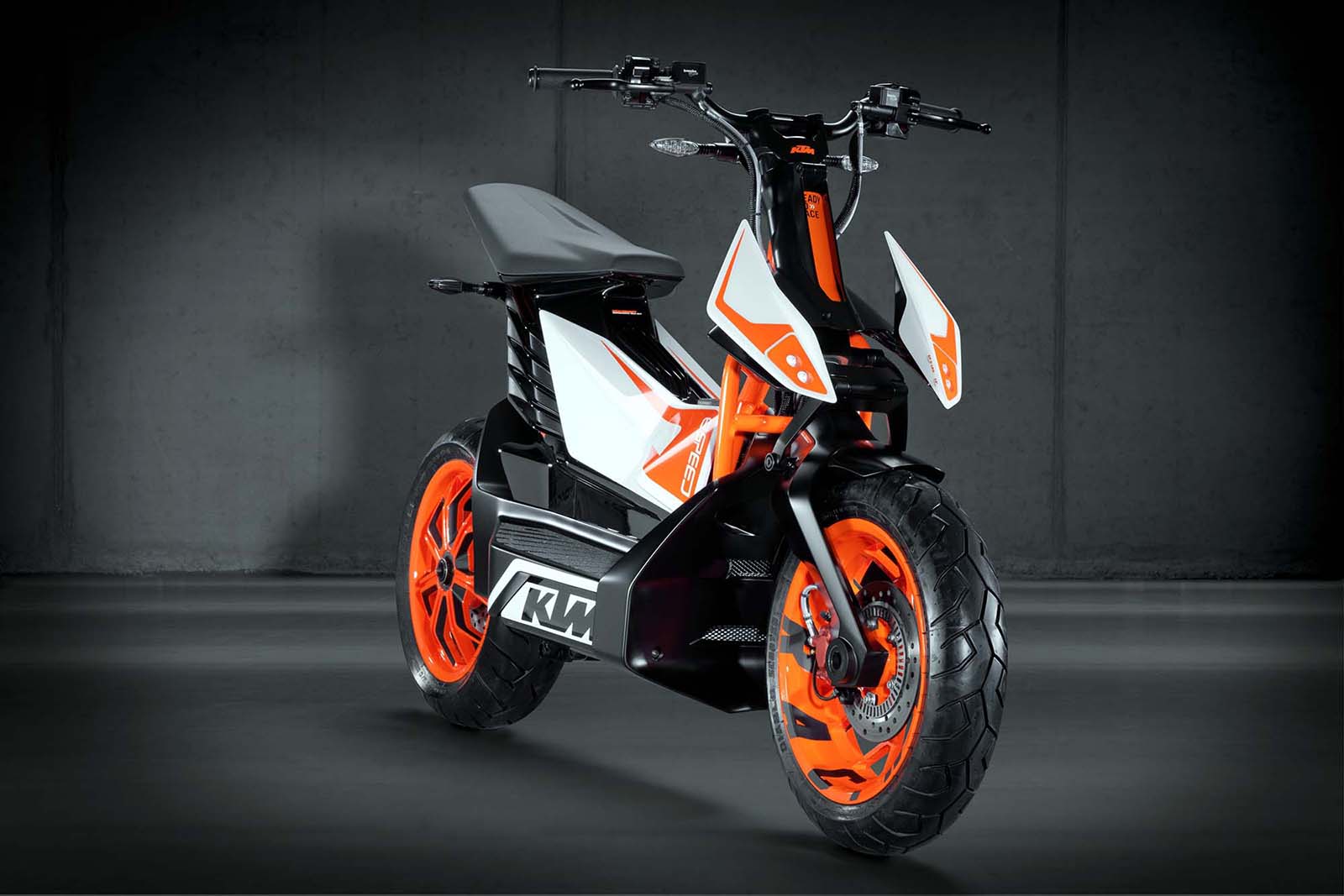 KTM E-Speed外型充滿近幾年家族設計語彙