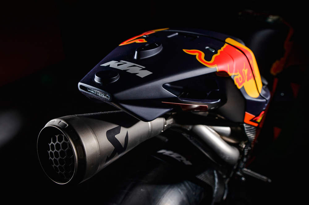 使用AKRAPOVIC蠍子管