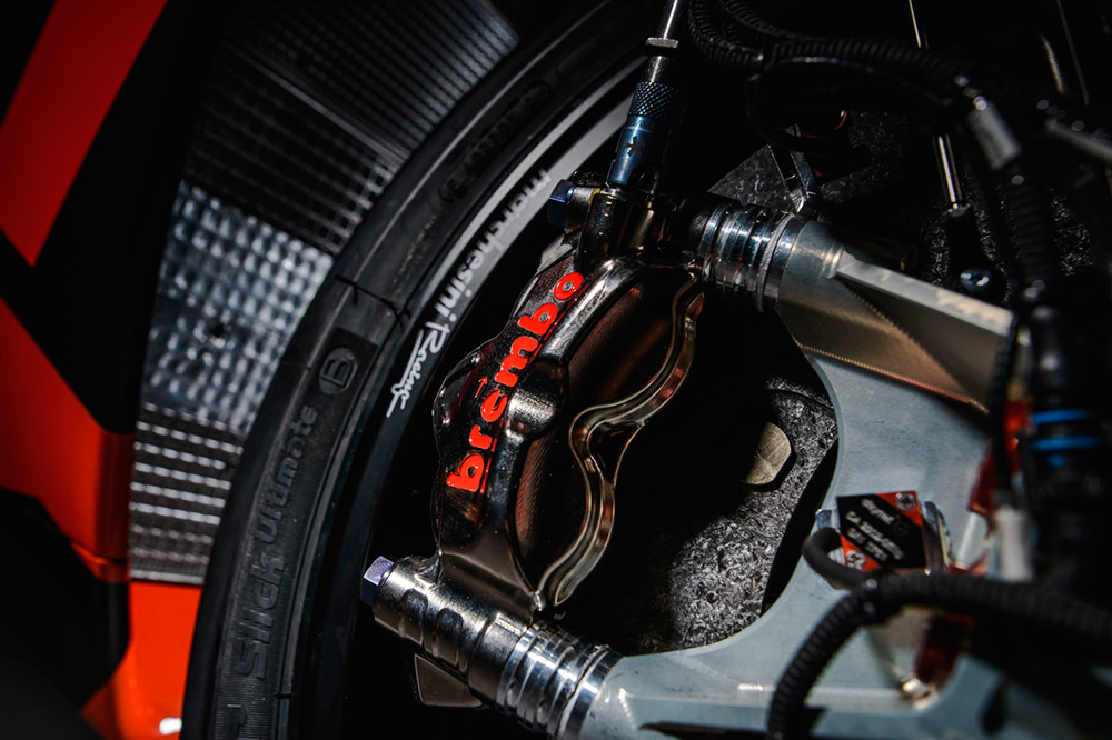 制動方面搭配的是BREMBO卡鉗