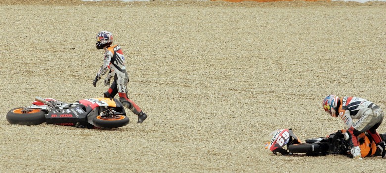 Hayden 在轉倒後於碎石區迅速起身,想將車輛扶正回到比賽中,但頭罩已嚴重破損而無法繼續。