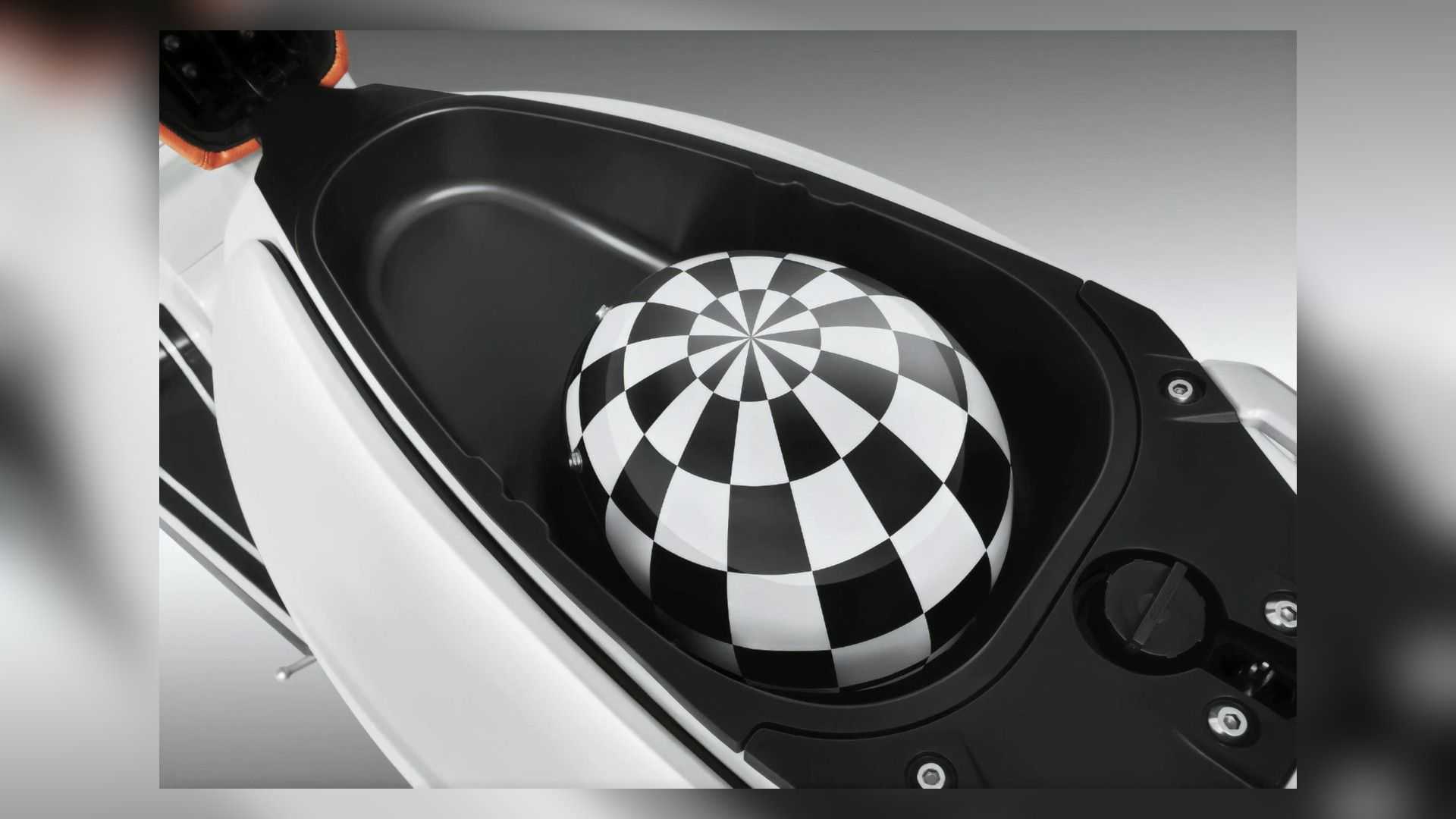 車廂空間看起來不太大,但至少能收納一頂3/4安全帽