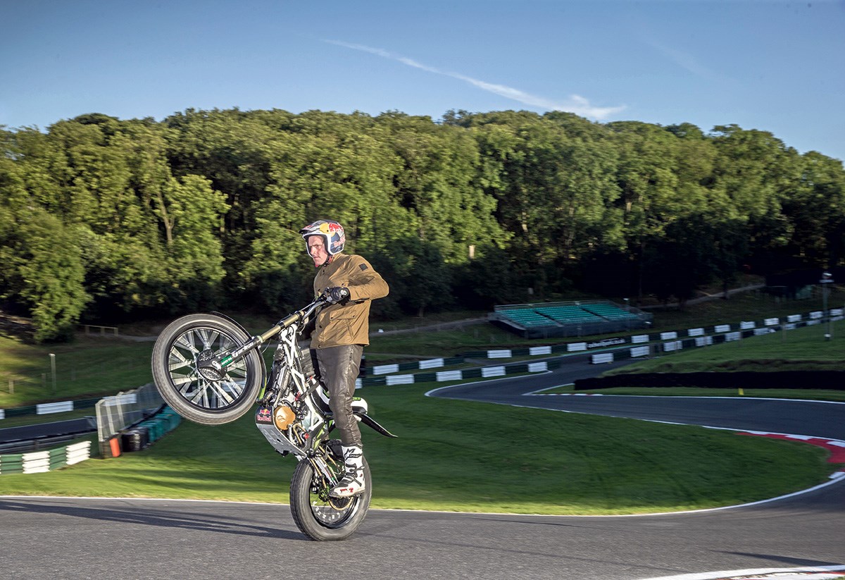 Dougie Lampkin在曼島TT (Isle of Man TT)的賽道上孤輪一整圈