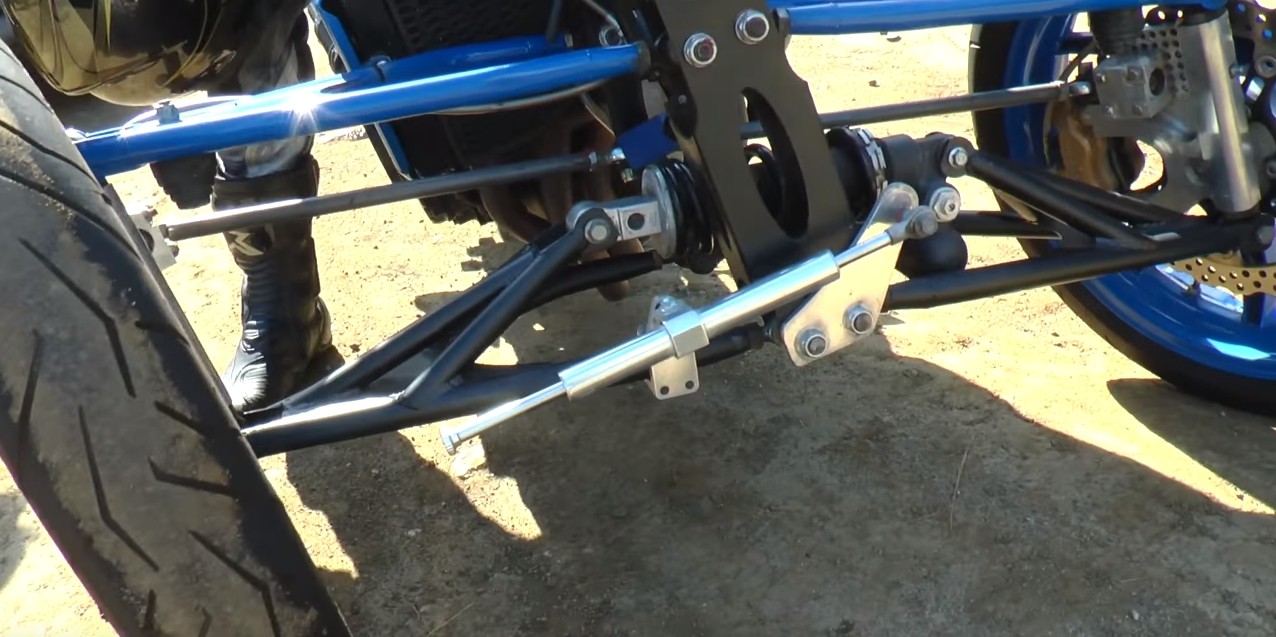 三輪車改裝獨立懸吊後,前輪可以應付更顛頗的路面,又不失機車原有的靈活特性