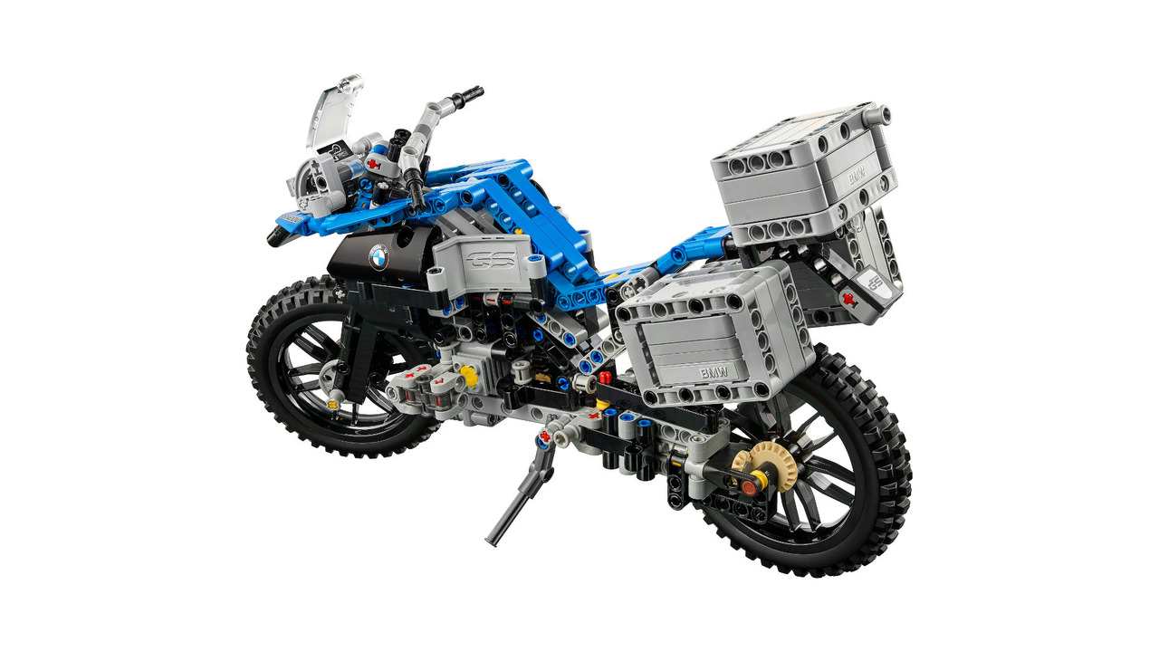 這輛LEGO R1200 GS為最頂級的ADV版本，車身配掛三件式置物箱