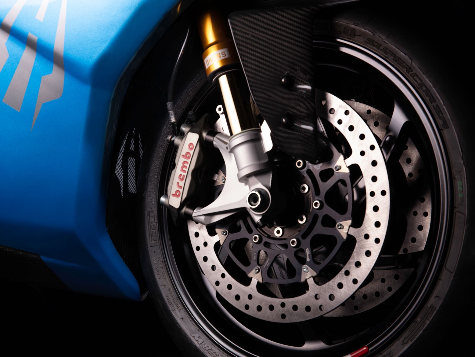 Lightning Strike也推出了性能升級套件包,搭配上Öhlins的懸吊系統、Brembo煞車卡鉗和AIM賽車儀表,進一步提升車輛的戰鬥力