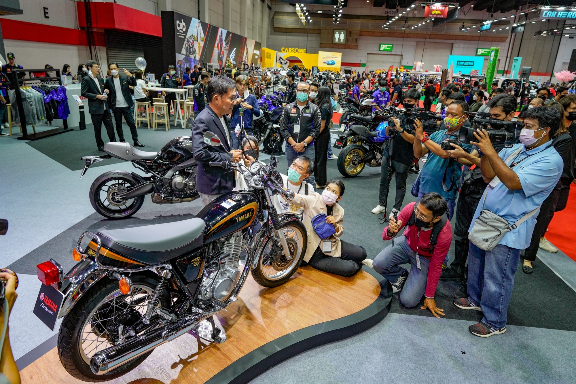 車身使用和初代SR400相同的黑金塗裝設計