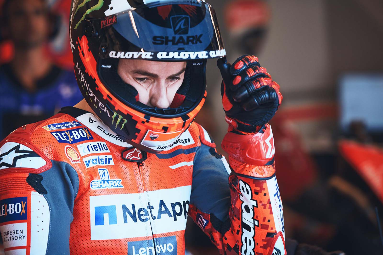 Lorenzo目前最頭痛的，就是車騎不好又怕沒人要，究竟這位世界冠軍明年會身落何處呢，身為觀眾的我們也只能繼續看下去了。