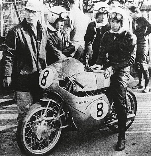 首度進軍曼島的HONDA 因整體成績優異而獲得車廠第一名，此為HONDA 開發的RC142 賽車，採四行程並列雙缸DOHC 四氣門引擎