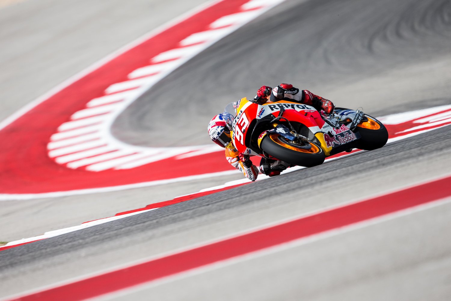 可曾想像過在GP車手在賽道上面臨到的挑戰到底是甚麼模樣嗎?讓賽會的剎車零件主要供應商BREMBO 來告訴你