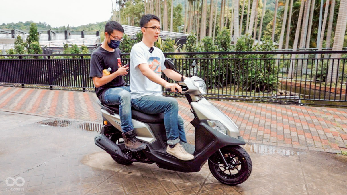 689mm的超長坐墊，雙載兩位180大人也不會擁擠