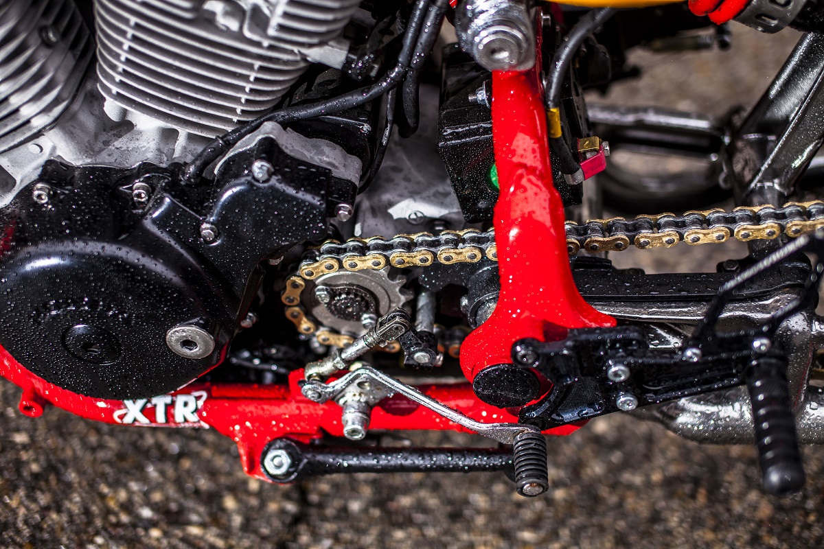 異種品牌部件還有Yamaha R1 CNC腳踏桿