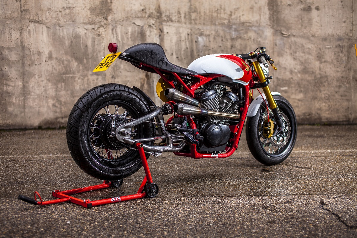 由西班牙XTR工作室操刀，採用他廠車款零件將一輛Honda Shadow 400變身成一輛英倫復古車