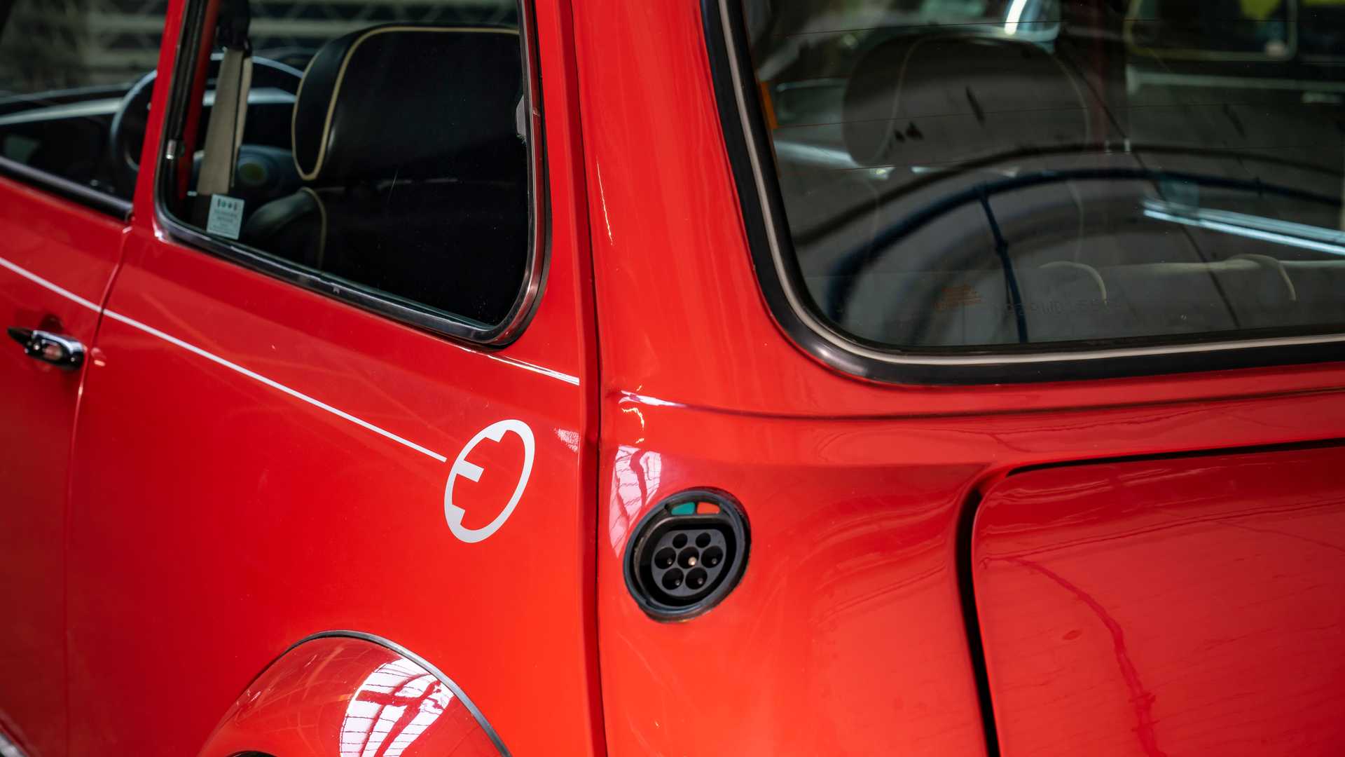 在經典的Mini身上看到電動充電插孔，感覺非常奇妙