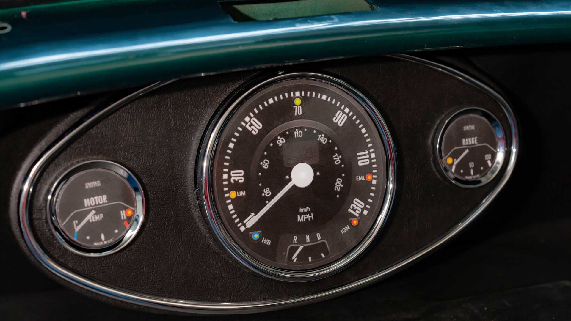 看似傳統的指針儀表介面中，其實已經悄悄改成電動車專用的行車數據顯示